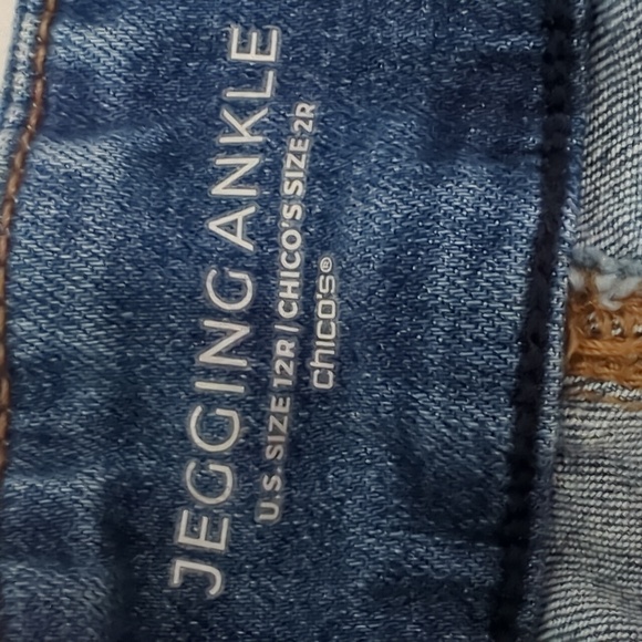 CHICO'S BUTTON HEM CROPPED SLIGHT DISTRESSED LEGGINGS SIZE 12 - Picture 5 of 8